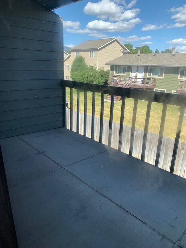 Building Photo - 2 Bedroom 2 Bathroom Condo Close to Campus!