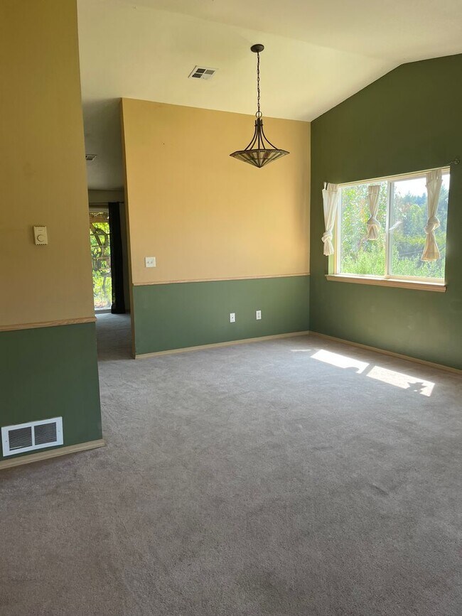 Building Photo - Large 3 bed/2 bath single family home