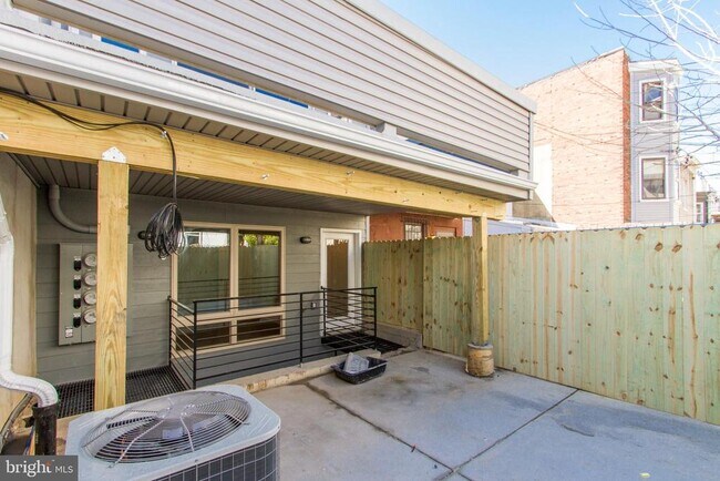 Building Photo - 2103 Christian St