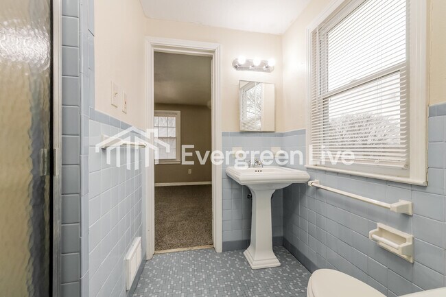 Building Photo - 8016 Holmes Rd