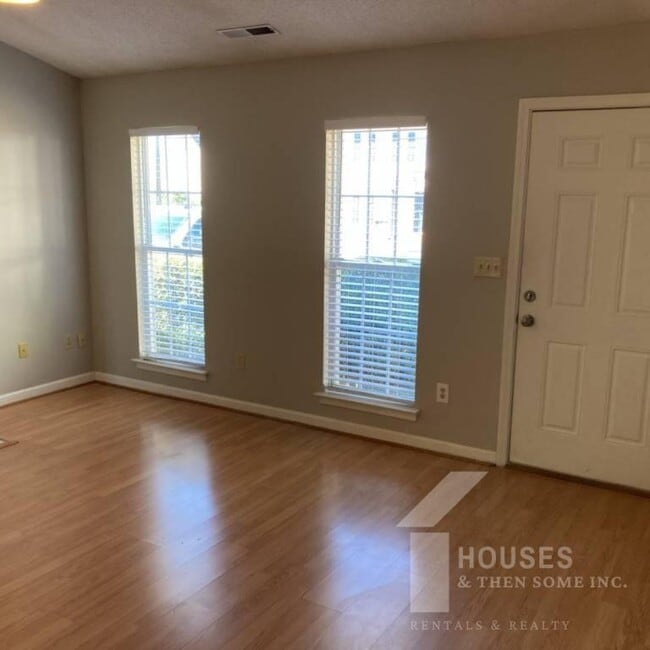 Building Photo - 5 Sandy Point Ct