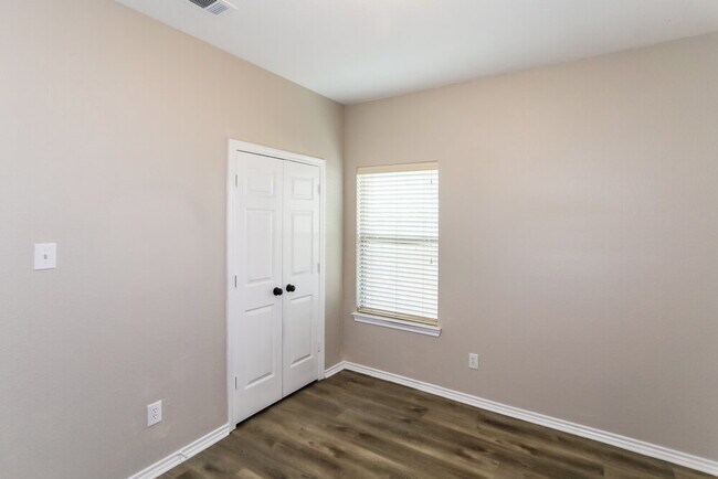 Building Photo - 10701 Hawks Landing Rd
