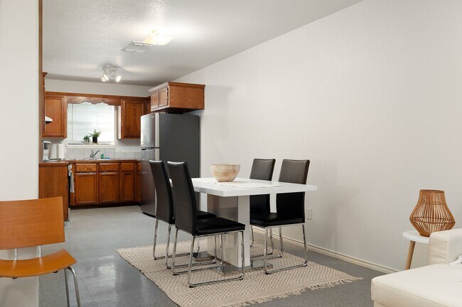 Building Photo - Del Oro Apartments