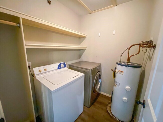 Building Photo - 944 N Storer Ave