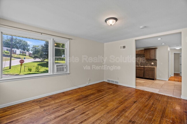 Building Photo - 2502 McLaran Ave