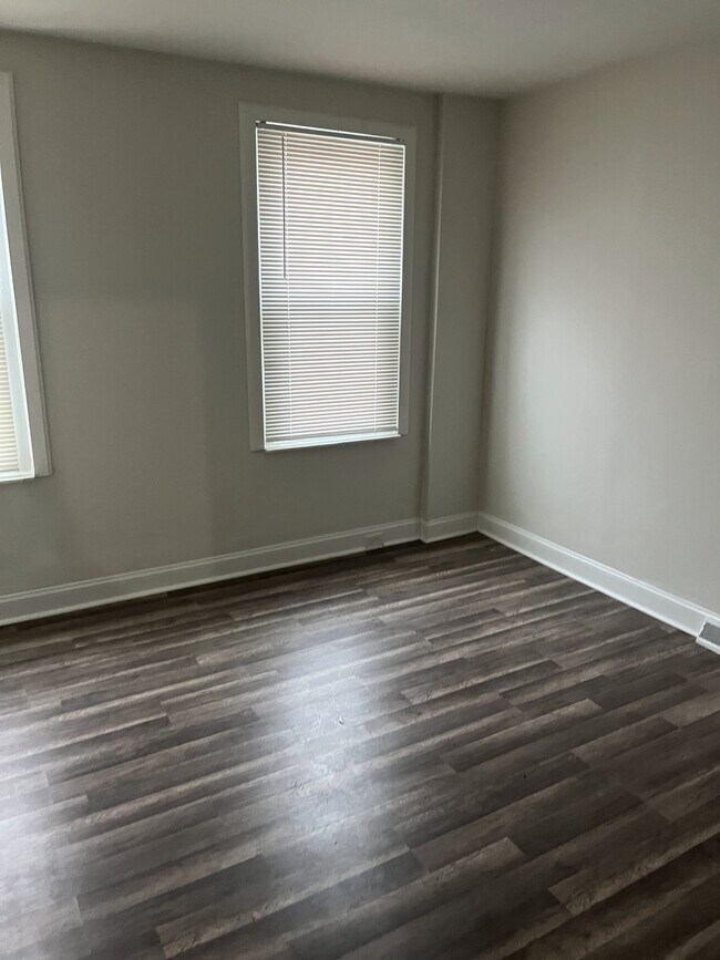 Building Photo - 644 W Russell St