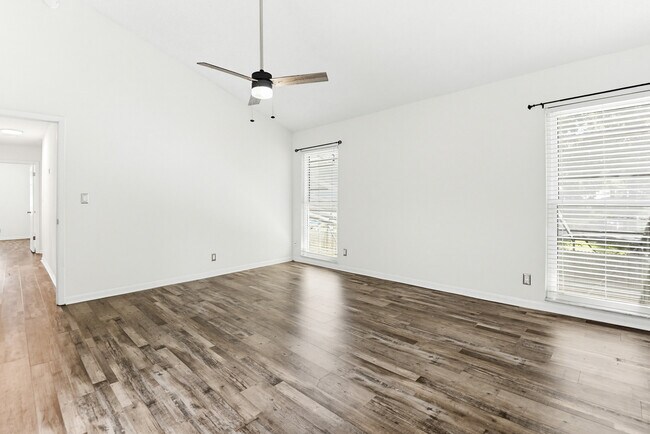 Building Photo - 6 Baywood Dr