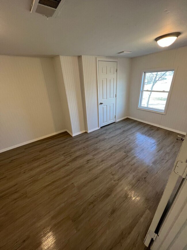 Building Photo - Remodeled 2 Bed 1 Bath House Available 4-15-2024