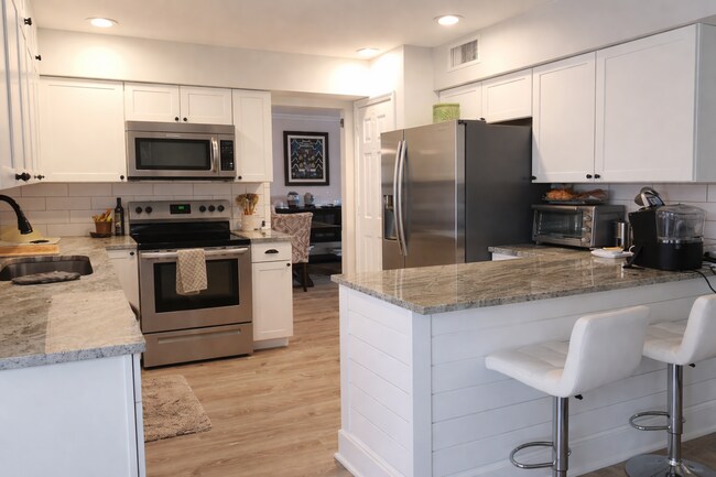 Building Photo - Private Sarasota Estate with Pool and In-Law Suite – 3,000 SF of Flexible Living