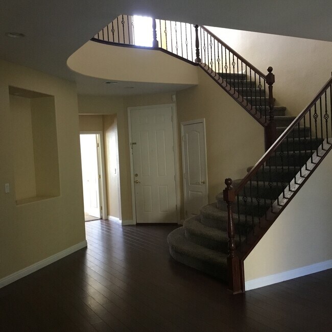Building Photo - Northwest 4 Bedroom Beauty!!