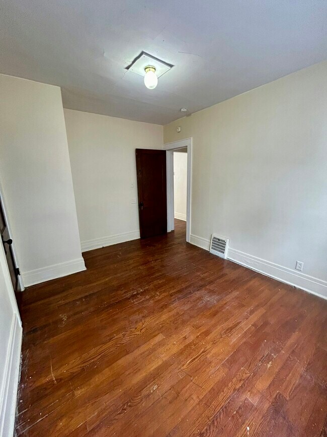 Building Photo - 810 Seeley Rd