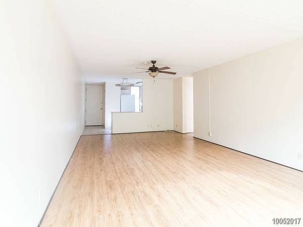 Building Photo - 2BR 1BA w/2 PARKING Spacious Condo Conveni...