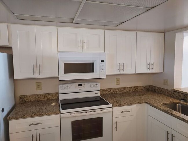 Building Photo - Townhouse located near UCF - 2 Bed / 1.5 Bath