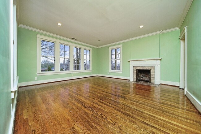 Building Photo - Stunning Tudor-style 4BR/3.5BA home in a prime, unbeatable location!