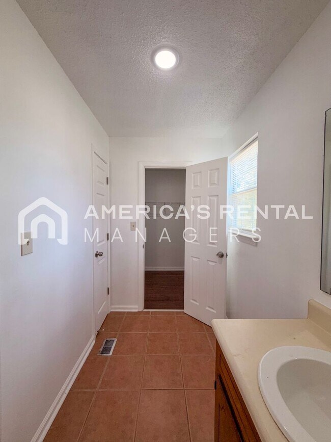 Building Photo - Modern 3BR/2BA – Easy Commute to Downtown!