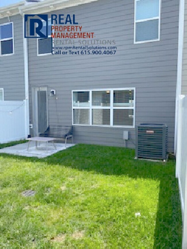 Building Photo - Like new 3 bd townhome in Smyrna with garage!