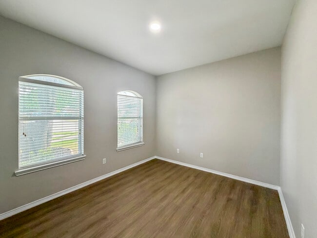 Building Photo - 1072 Aviary Dr