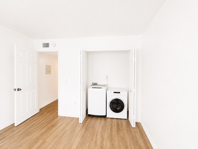 Building Photo - Updated 2-Bedroom Condo with Screened Lanai with water included.
