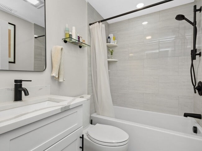 Building Photo - 225 Saratoga St