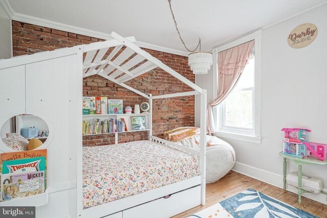 Building Photo - 6 E Collings Ave
