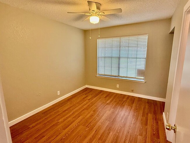 Building Photo - 505 Hedgewood Dr