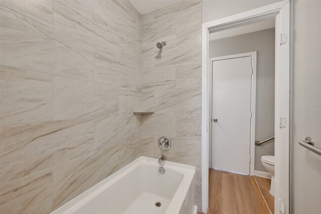 Building Photo - 2446 Mayview Dr