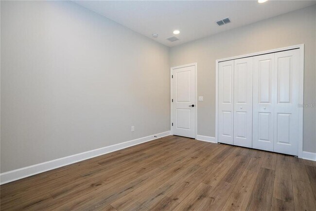 Building Photo - 5090 Shady Pnes Dr