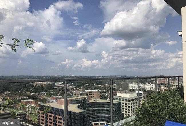 Building Photo - 851 N Glebe Rd