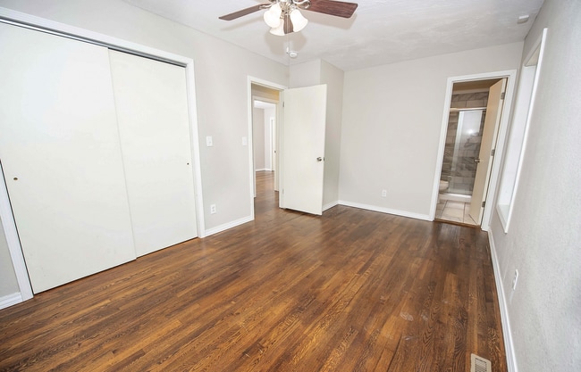 Building Photo - Privacy Fenced, 3 bed 3 bath in South Springfield (Ask about our special)