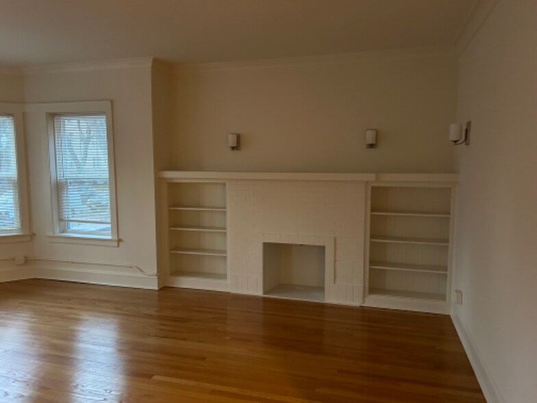 Building Photo - 6321 N Hermitage Ave