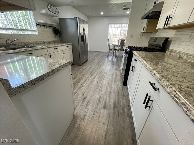 Building Photo - 5005 Celebrity Cir