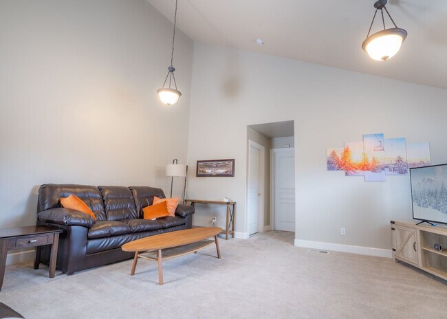 Building Photo - Amazing Updated Braeburn Townhome close to all Bend has to offer!
