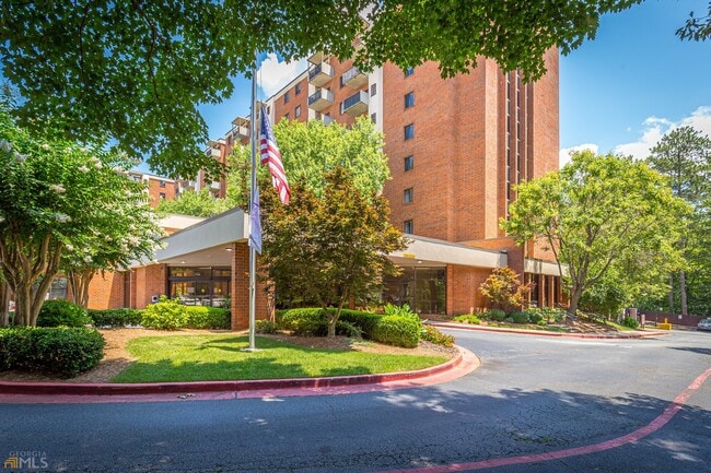 Building Photo - 300 Johnson Ferry Rd
