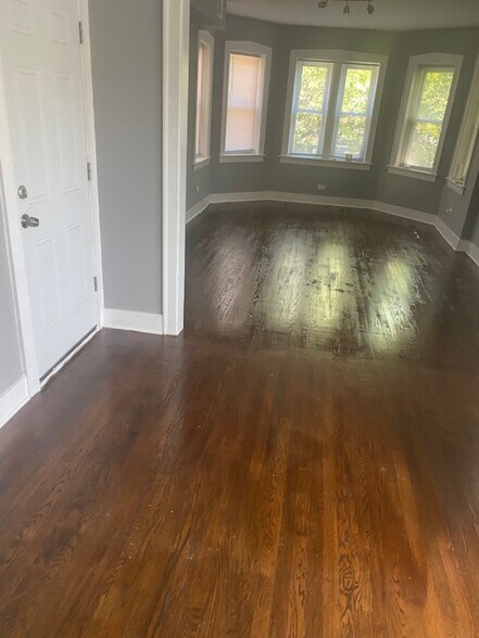 Building Photo - 7940 S Kingston Ave