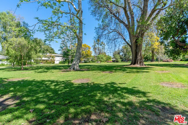 Building Photo - 5116 Village Green