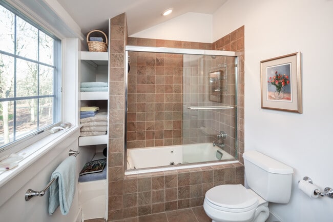 Building Photo - 221 Merchants Path