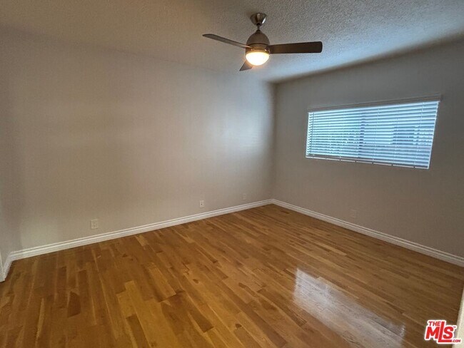 Building Photo - 2488 Beachwood Dr