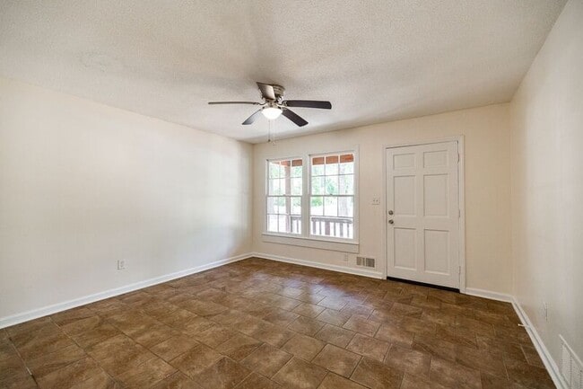 Building Photo - 170 Garnett Ridge Dr