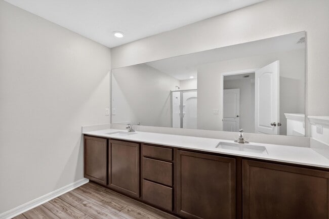 Building Photo - 3BR Townhome in Tavares with Open Floor Plan & Community Playground