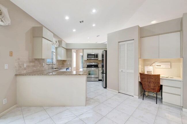 Building Photo - 11081 Springbrook Cir
