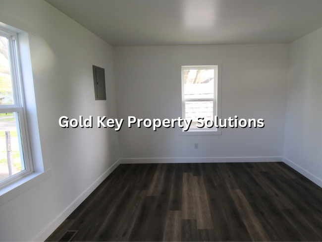 Building Photo - 2 Bed 1 Bath Home For Rent W/ Covered Fron...