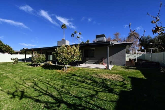 Building Photo - Mesa Gem with a large yard, storage and fr...