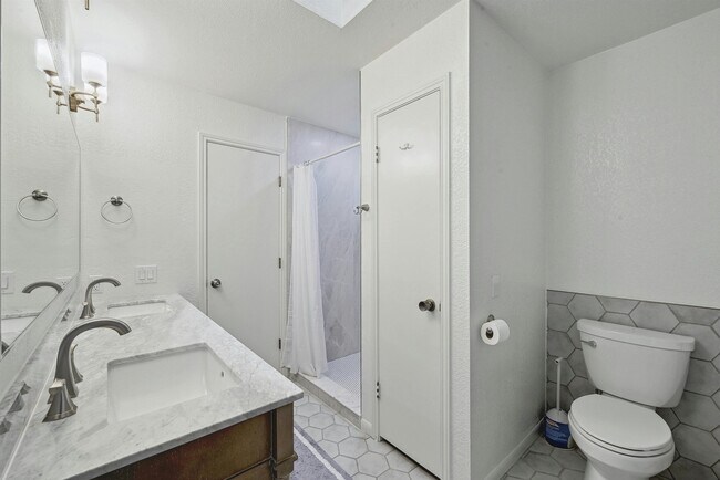 Building Photo - 608 Sombrero