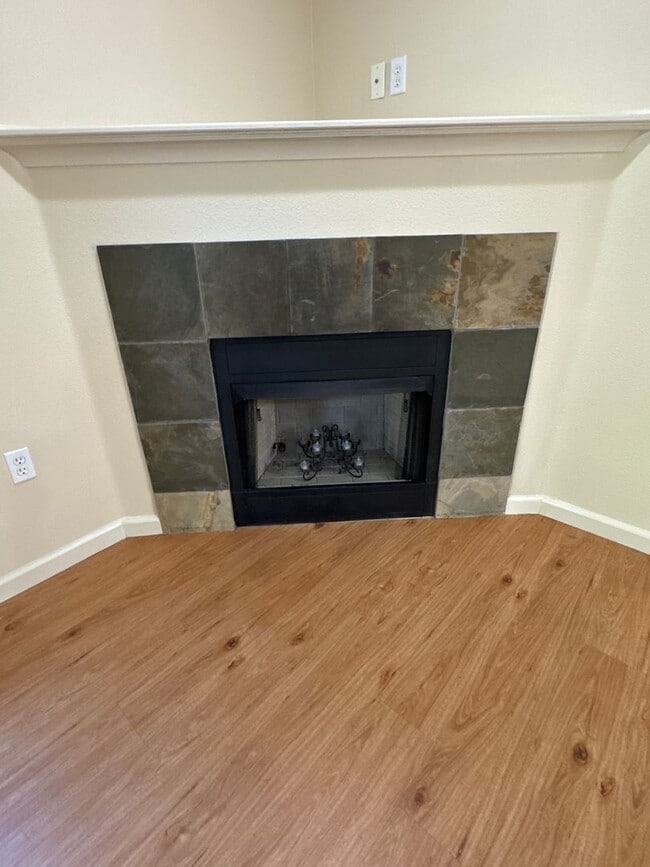 Building Photo - Beautiful 1 Bedroom 1 Bath Condo Located in Grand Oaks!