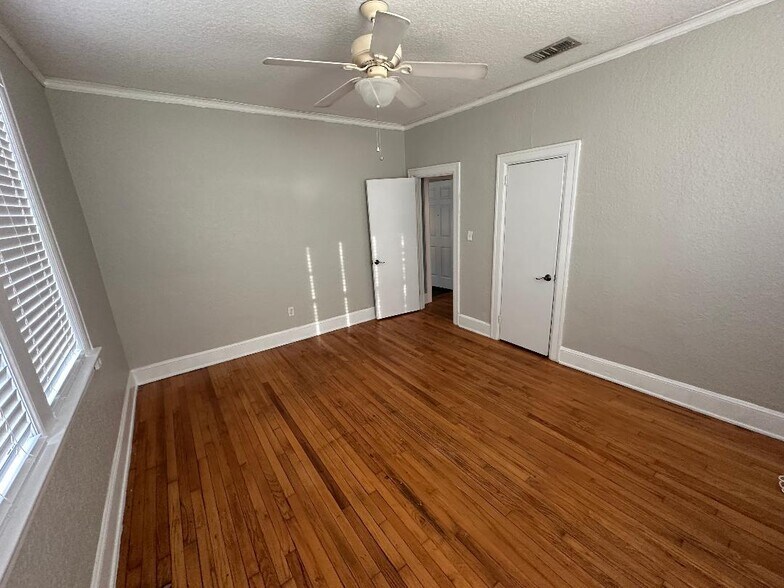 Building Photo - 2737 Riverside Ave