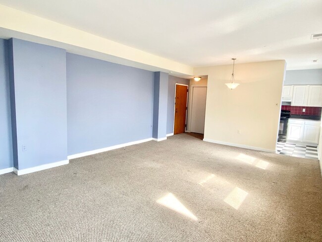 Building Photo - 6 Month Lease! City Living!  Very Spacious...