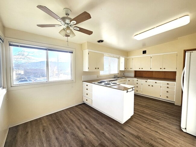 Building Photo - 302 N Argonne Rd