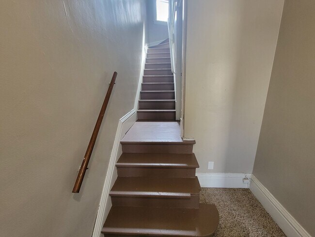 Building Photo - 623-625 N 10th Ave E