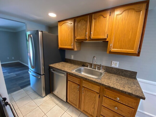 Building Photo - River-front condo, UA schools, 2 BR/1.5 BA