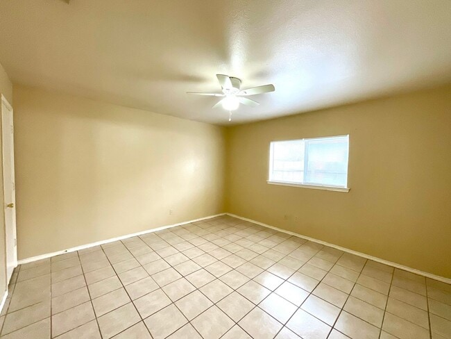 Building Photo - **APPLICATION RECEIVED** **MOVE IN SPECIAL** Charming 3-Bed, 2-Bath Home with Fenced Yard – Pet F...